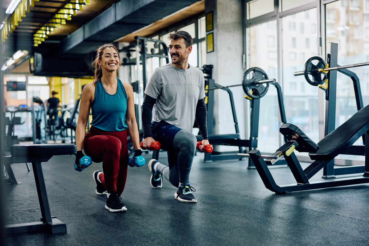 Man en vrouwen sporten in sportschool